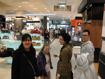 Jóvenes por el Corte Inglés mirando los escaparates.